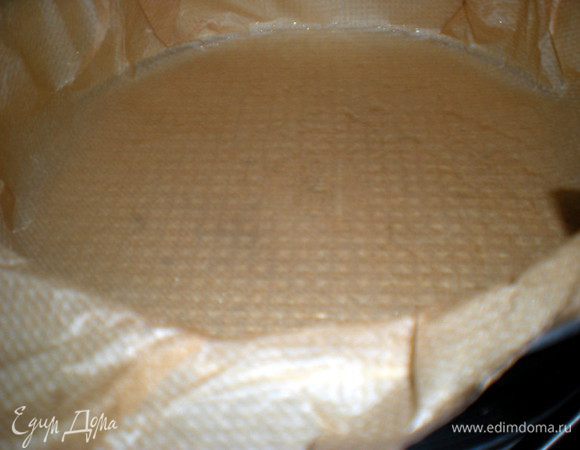 Форму выстелить бумагой,для того,чтобы сыр остался на пироге.