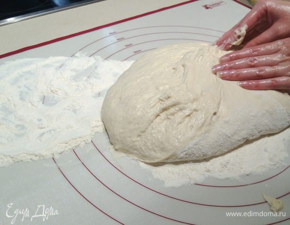 Разделяем тесто на порции для беляшей. Для этого необходимо отделить кусок теста и скатать его в жгут. От жгута отделяем небольшие кусочки и руками делаем лепешечки.