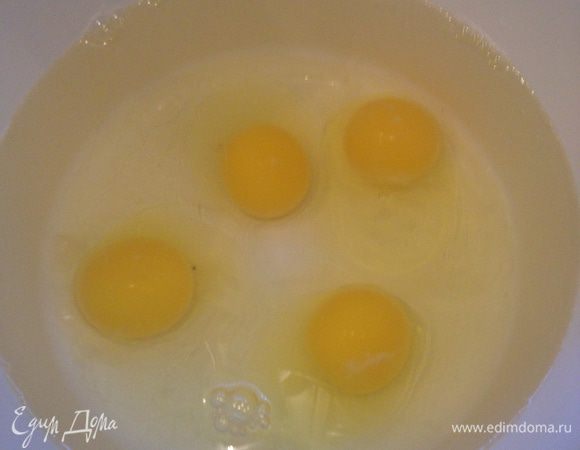 В воду добавить яйца.