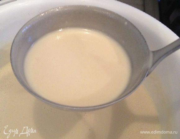 Затем испечь. На стандартный размер блина я наполняю половину половника.