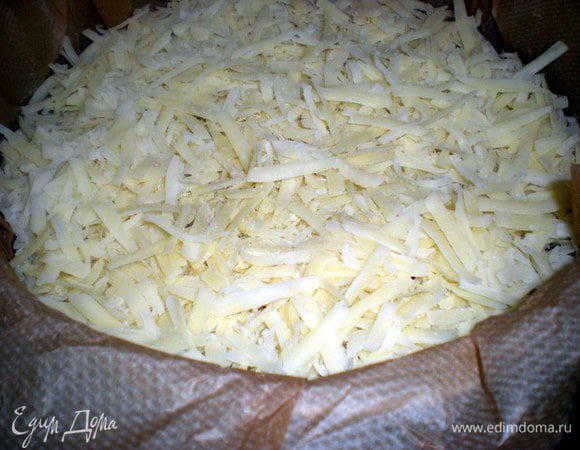 Засыпаем сыром.