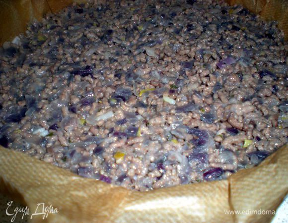 На рис выкладываем слой мяса.