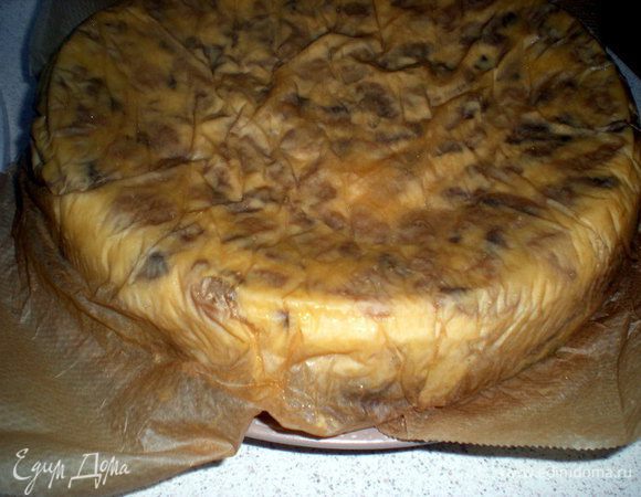 Вынимаем готовый пирог, даем ему немного постоять. Затем накрываем блюдом и переворачиваем вверх дном.