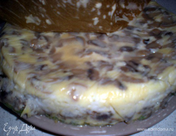 Снимаем бумагу. Сверху остается горячий, расплавленный сыр.