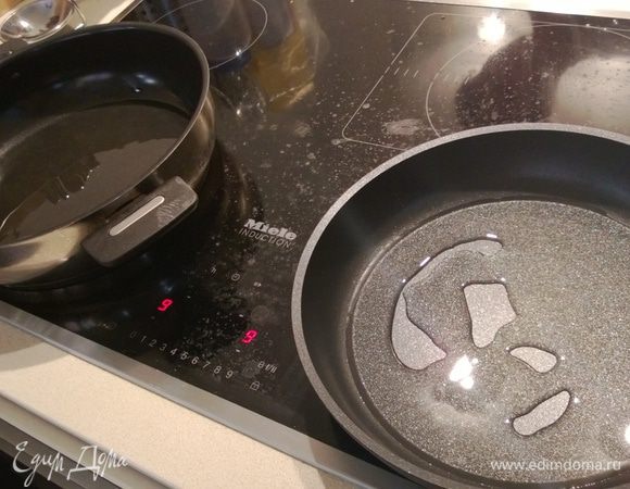Тем временем сковородки с растительным маслом разогреваются!