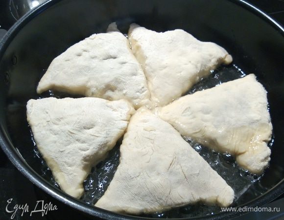 Выкладываем беляши на сковородки верхней частью на дно сковороды.