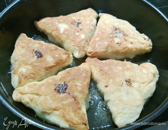 Когда беляшики поджарились снизу, переворачиваем.