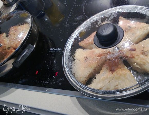 Чтобы они под крышкой хорошо томились.