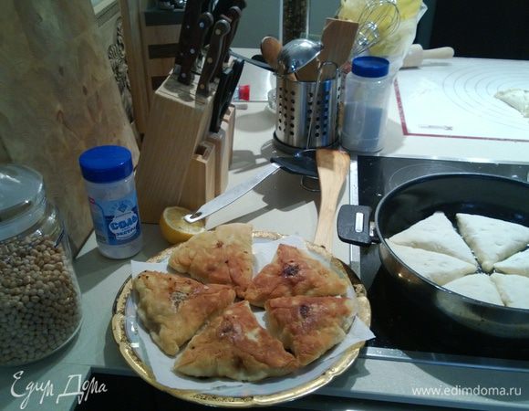 Когда первая партия приготовилась, отправляем вторую партию на сковородки. А тем временем Дима ходит вокруг и облизывается :)