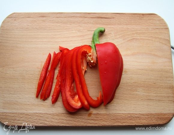 Перец нарезать соломкой.