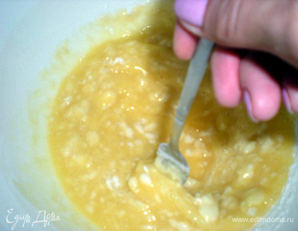 Постепенно вводим муку. Вымешиваем вилкой,а потом руками.