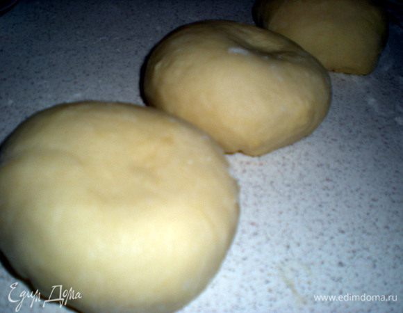Делим тесто на три равные части.Скатываем в шарики и оставляем под полотенцем на 30 минут.