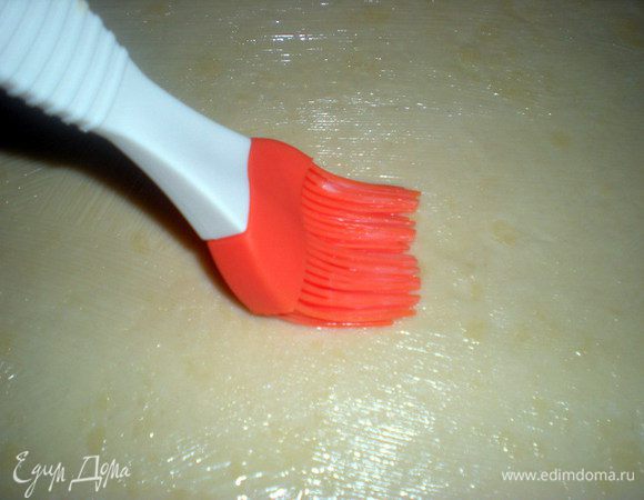 Смазываем жиром,которого у меня нет,поэтому просто сливочным маслом. Можно было и побольше намазать, тогда слои получились бы более выраженные (учту на будущее).