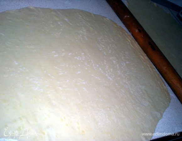 На другом столе (или рядом с раскатанным тестом) раскатываем следующий шарик такого же размера, как и предыдущий. Накладываем раскатанное тесто поверх первого (у которого масло уже подсохло) и смазываем  верхний слой.