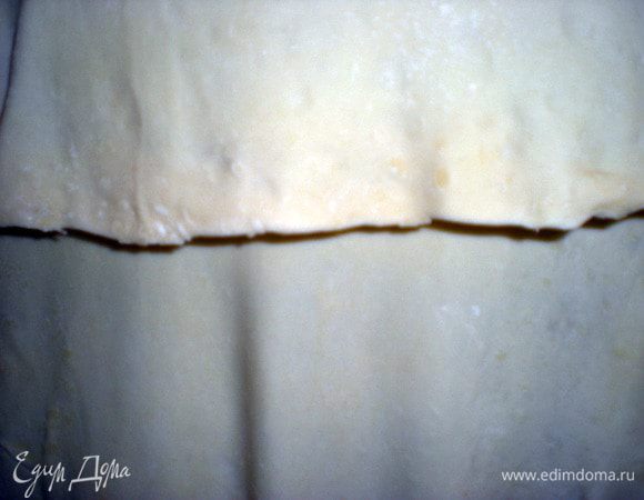 Для удобства переносим раскатанное тесто накинув его на скалку. На фото не видно, насколько оно получается тоненькое, аж светится.