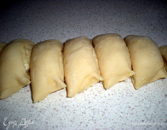 Полученный рулет нарезаем на брусочки примерно в 1,5 см.