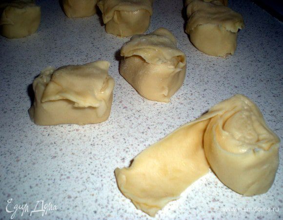 Раскрученный кусочек загнуть на верх улитки,чтобы перекрыть им слои. С этой стороны мы и будем раскатывать.