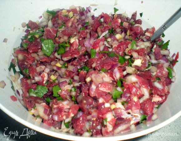 Муж постарался измельчил мясо и лук. Добавил кинзы,соль,перец и зиру.