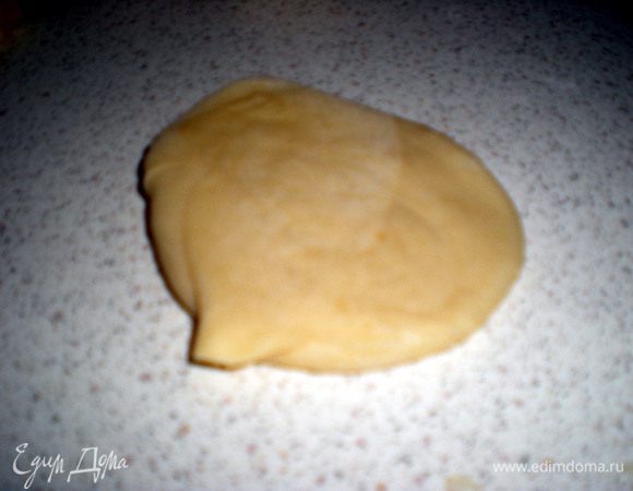 Раскатываем в лепешку.Стараемся середину раскатать совсем слегка,а больше усилия прилагать к краям.