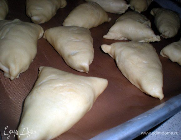 Выкладываем на противень,застеленный бумагой.Швом вниз. Вот такие уродцы у меня получились. Потом пришел на помощь муж и слепил несколько квадратных. Выпекаем в разогретой до 200-220 гр духовке минут 40.