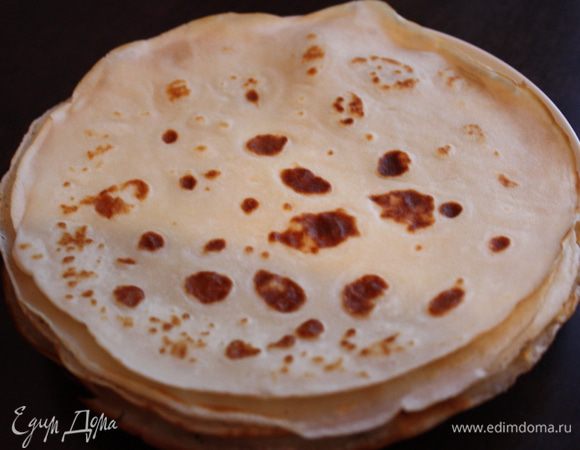 Испеките блинчики по вашему рецепту или по моему.
Можно с вечера испечь блинчики. И не пеките их очень большими, они должны быть среднего размера.