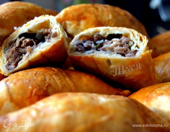 За 15-20 минут до окончания смазать разболтанным с солью яйцом (если смазать в начале, то верхней слоистости не получится, яйцо их склеит и не даст развернуться, хотя у меня и так не особо раскрылись, как я уже писала из-за малого количества масла в пластах).