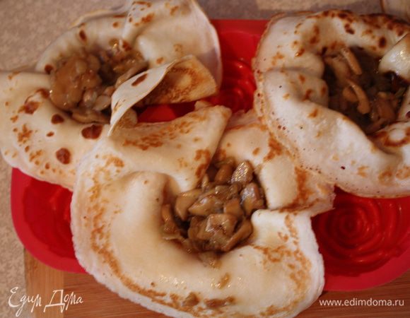 Берем формочки для маффинов и кладем туда блинчик,кладем ложку начинки.