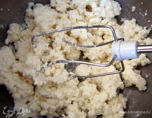Творог тщательно взбить блендером или миксером.