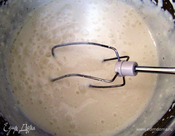 К творогу добавить половину сахара и сливки и продолжать взбивать. Добавить пару капель ромовой эссенции или ваниль, перемешать. 