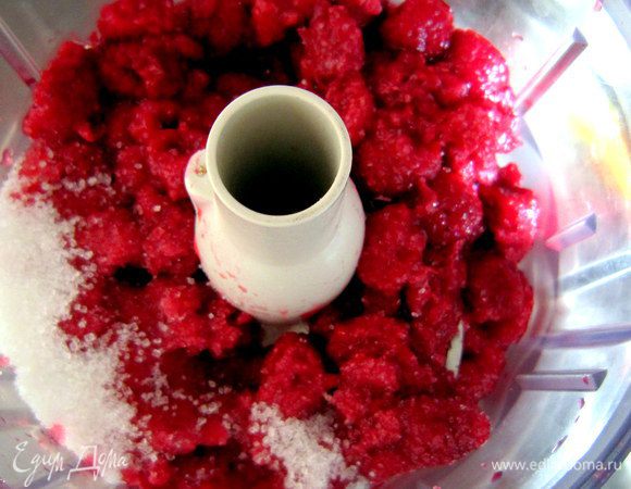 Если у вас замороженная малина, то необходимо её разморозить.
Перетереть малину с помощью блендера или измельчителя вместе с оставшимся сахаром. 