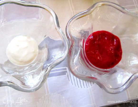 В высокие бокалы или креманки выложить попеременно слоями творожную и малиновую массы.
