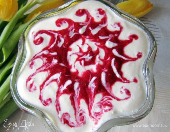 Сверху украсить ягодами или с помощью зубочистки нарисовать узор. 