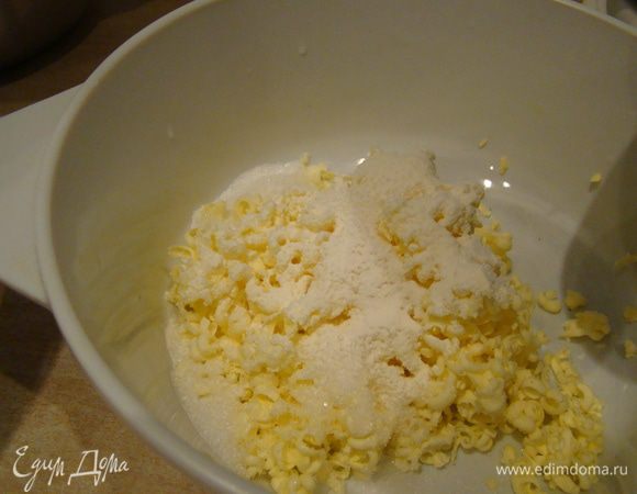 Натереть маргарин на терке, добавить соль, сахар, муку - растереть