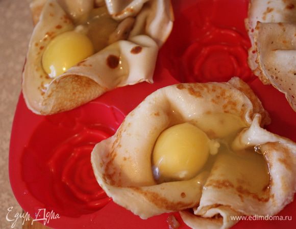 Выливаем в каждый блинчик по яйцу,сверху наливаем примерно 1 ст.л. сливок и посыпаем сыром. Ставим в разогретую до 180 градусов духовку на 15-17 минут.