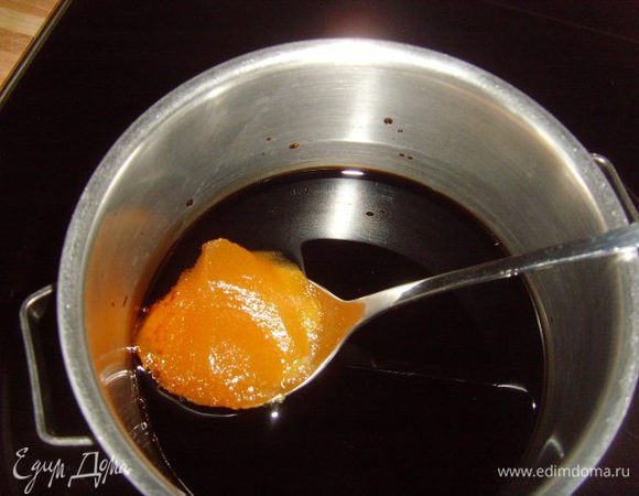 сначала  выпарить бальзамический уксус с мёдом до половины.