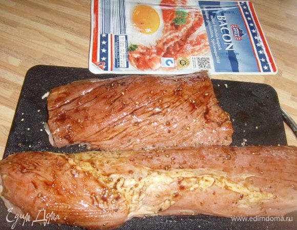 помытое, очищеное от жилок свиное филе посолить, поперчить, смазать бальзамико- соуосм, обвернуть внахлёст беконом 