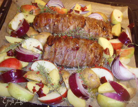 Филе поставить в разогретую до 230° духовку  на 20 мин. Подготовить гарнир, нарезав яблоки, картошку и лук  толстыми скибками. Филе вынуть из духовки, ещё раз смазать мясо бальзамико соусом, обложить его со всех сторон овощами, которые посолить, поперчить и сбрызнуть оливковым маслом. Добавить веточки тимьяна, красный перец. Запекать до готовности картофеля, уменьшив темп. до 200 ° примерно 30 мин.