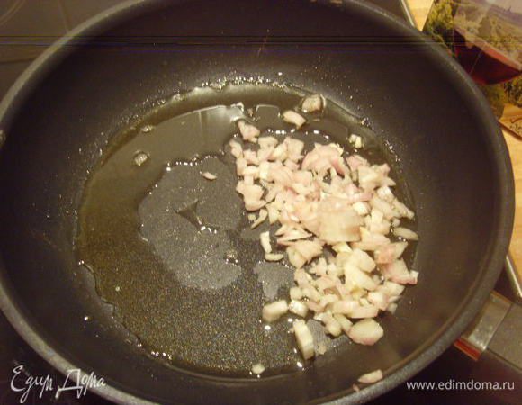шалот мелко нарезать, потушить в оливковом масле до прозрачности.