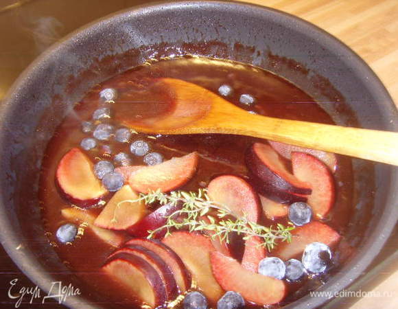 Добавить красное вино, яблочный сок, мёд. Если остался бальзамико соус - добавьте и его, не проподать же добру))), я добавила))). Выпарить жидкость до 1/3 , загустить крахмалом, добавить чатни (кстати, если нет чатни, его можно и упустить или заменить ложкой фруктового желе). Я ещё добавила чуток острого чили соуса, но это на ваш вкус. Нарезать сливы дольками, добавить в соус, также несколько ягод черники, соль, перец, тимьян и потомить всё на маленьком огне 3-5 мин. Соус готов.