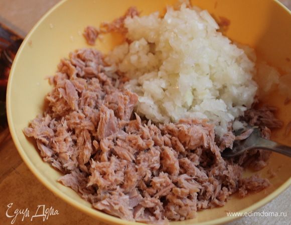 Берем банку тунца, сливаем масло и растолчем нашу консерву..