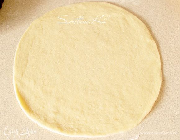 Тесто разделить на 4 части, по 2 части на каждый пирог. Взять в работу одну часть, остальные накрыть, чтобы не заветривалось.
Раскатать тесто в тонкую лепешку.