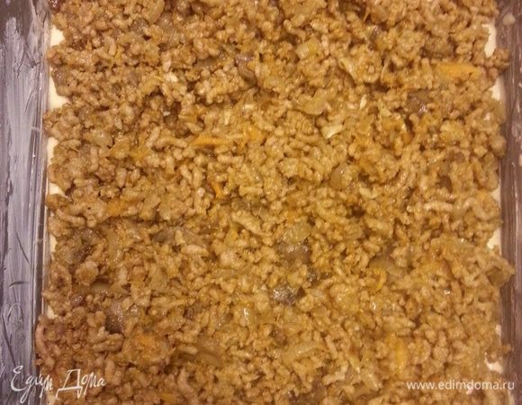 Обжариваем лук и морковь (тыкву) на растит.масле, добавляем грибы и фарш, жарим до готовности. 
В форму, смазанную маслом выливаем половину теста (оно должно быть жидкое, как на оладьи)
Выкладываем начинку.