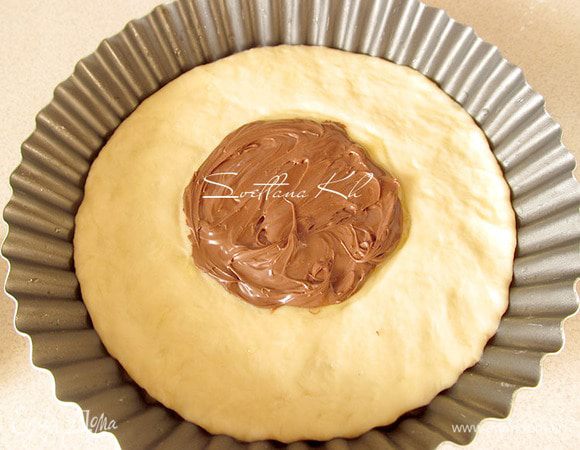 В намеченный круг выложить шоколадную пасту, стараясь не заходить за края намеченного круга.