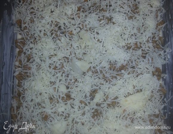 Посыпаем сыром.