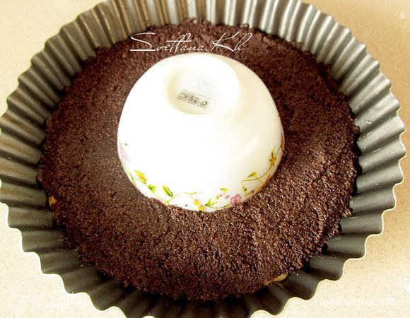 Снова накрыть центр лепешки, уже с начинкой, пиалой. А по кругу выложить маковую начинку.