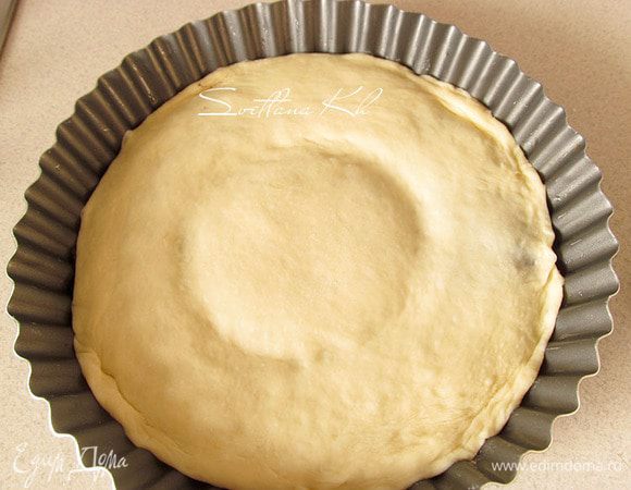 Взять вторую часть теста и снова раскатать ее в тонкую лепешку. Осторожно накрыть ею нижнюю лепешку с начинкой, чтобы не смазать содержимое внутри. Можно плотно защипать края, но я этого не делала.