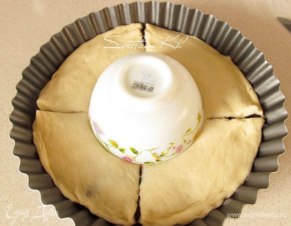 Опять накрыть серединку пиалой, чтобы легче делать разрезы. Разрезать тесто, выходящее за пиалу, на 4 сегмента.