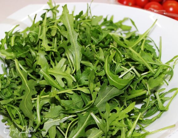 Подготовить рукколу и базилик: промыть и просушить (если требуется), а также все остальные ингредиенты. Креветки отварить в течение 1-2 минут и очистить, помидорки разрезать пополам