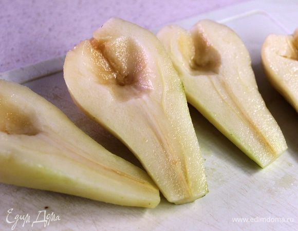 Груши и огурец очистить от кожуры и нарезать тонкими ломтиками