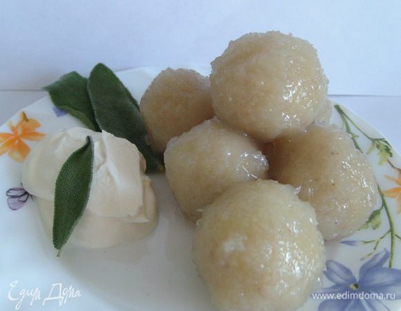 Подавать клецки можно со сметаной.